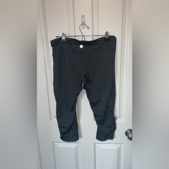 Cropped Ruched Leggings - Picture 3 of 3